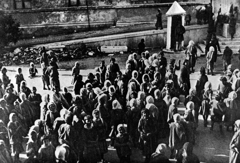 119. Διανομή βοηθείας σε πρόσφυγες